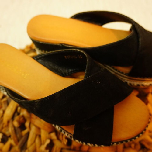 Flatform mules size 36 black boho style like new