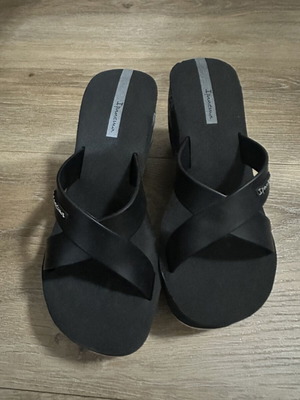 Ipanema high platform slippers with design