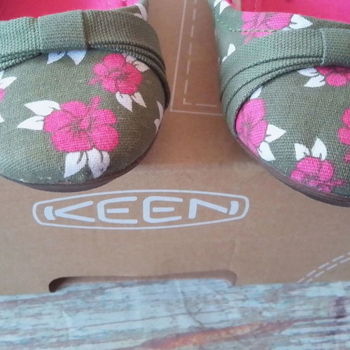 Keen Hibiscus Flower Ballerina Shoes new, size 29, red