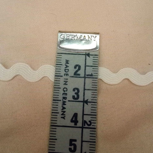 Synthetic Zig Zag Trim 28 Meters, Ecru, New