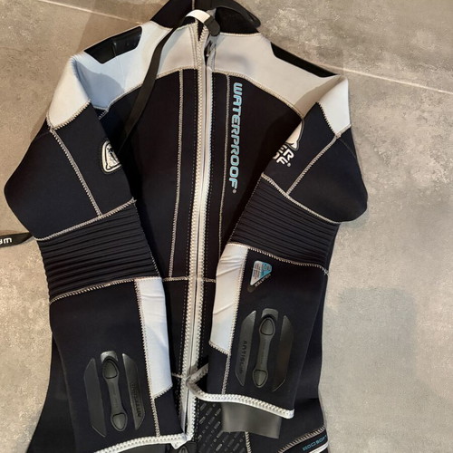 W4 wetsuit for men 5mm like new
