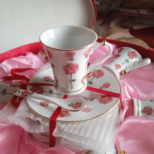 Set of 6 coffee or tea cups new with flower design and gold details