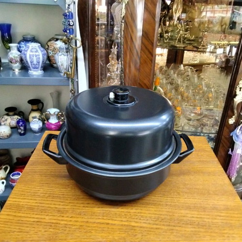 Aluminum roaster like new in black color with grill