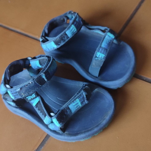 Teva sandals used, boys' size 22-23, blue