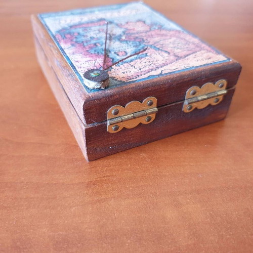 Magnetic solar wooden diptych compass