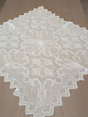 Crocheted table runner set with napkins new
