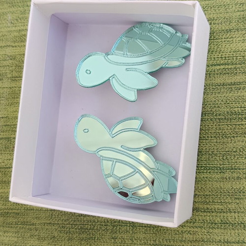 Plexiglass earrings turtle, like new, green color, stainless steel clasp