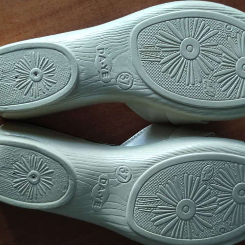 Divine by Da-ye women's anatomical slippers new, size 37, ecru white