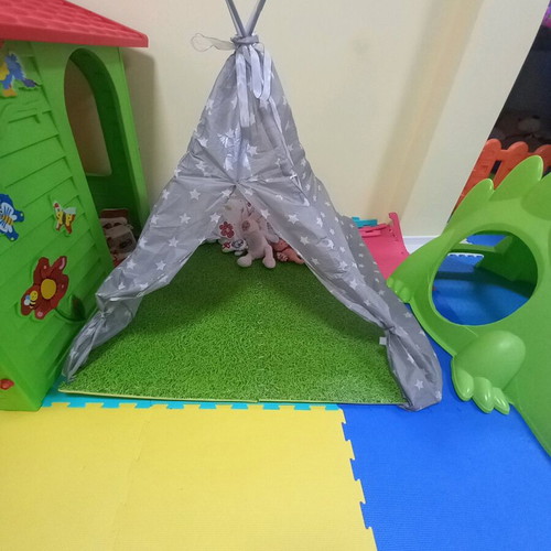 Children's play tent like new with musical and educational books