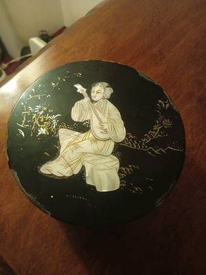 Antique lacquered Chinoiserie box 1940 used with mother-of-pearl decoration