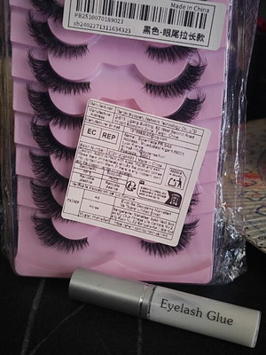 Eyelashes and glue new, pack of 9 pairs for cat eyes