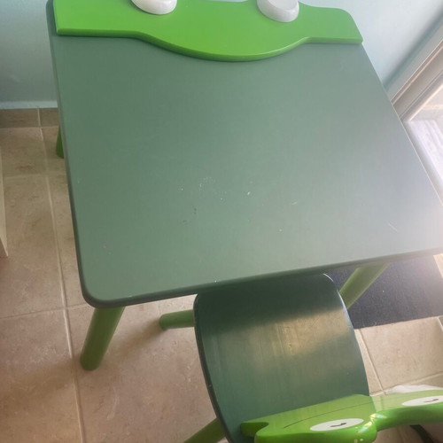 Wooden table and chair set like new