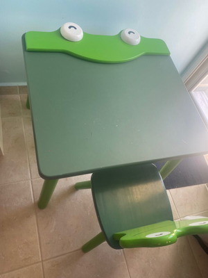 Wooden table and chair set like new
