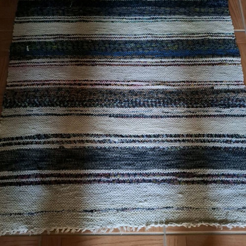 Rectangular rug like new, rag style