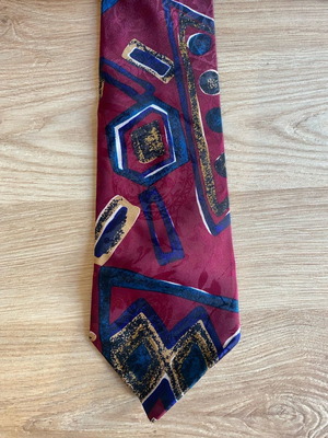 Tie in like-new condition