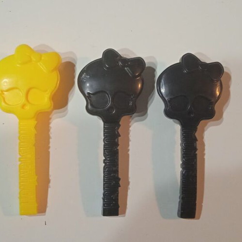 Monster High combs like new, pack