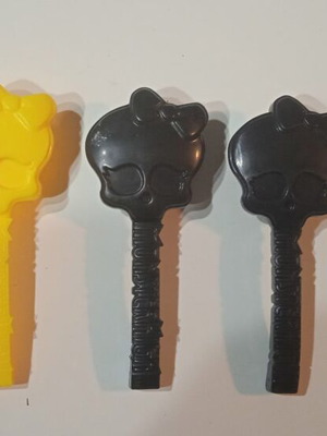 Monster High combs like new, pack