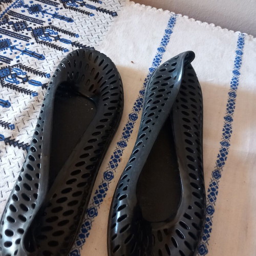 G&G beach shoes size 36, black plastic