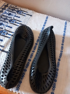 G&G beach shoes size 36, black plastic