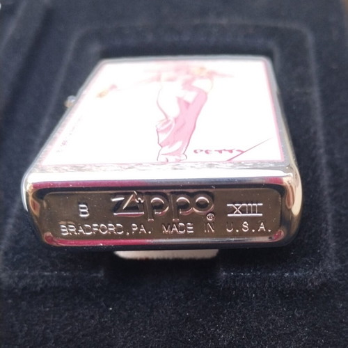 Zippo The Petty Girl Pinup Art lighter gift set like new