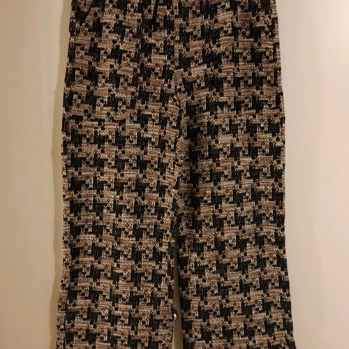 Set new with subtle gold thread weaving