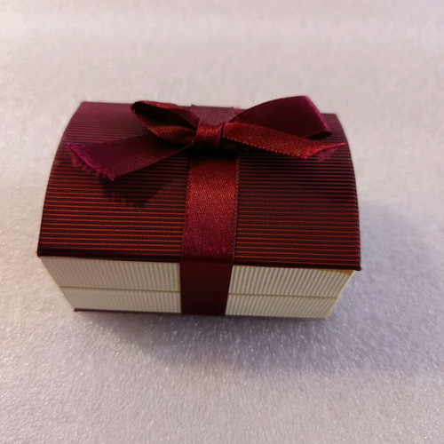 Vintage brooch like new with box