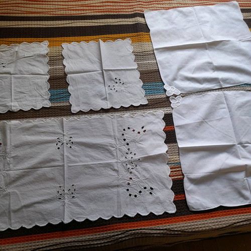 Embroidered cutwork napkin set with 2 squares and 2 napkins like new