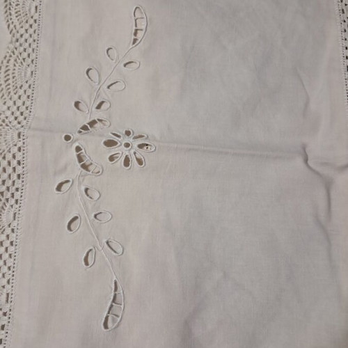 Set of 4 used doilies with handmade beige cream lace