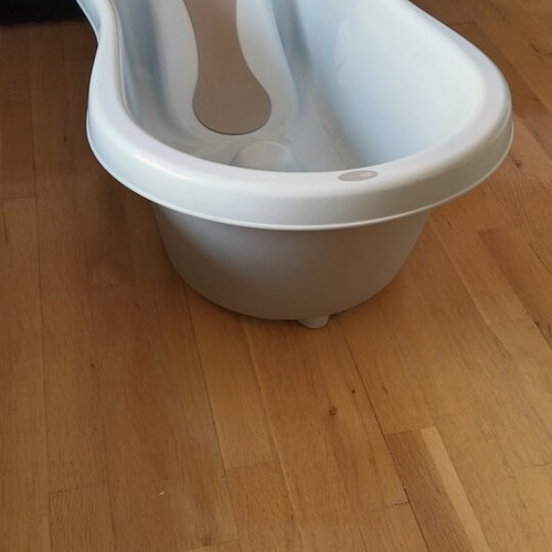 Baby Bath Tub anatomical with non-slip back like new