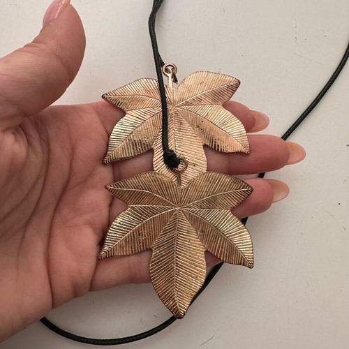 Long necklace with leaves used, black and gold color