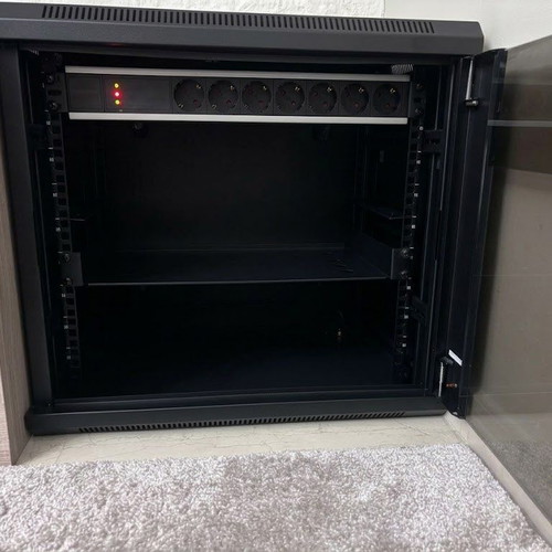 19" Rack 9U and equipment like new with managed and unmanaged switch
