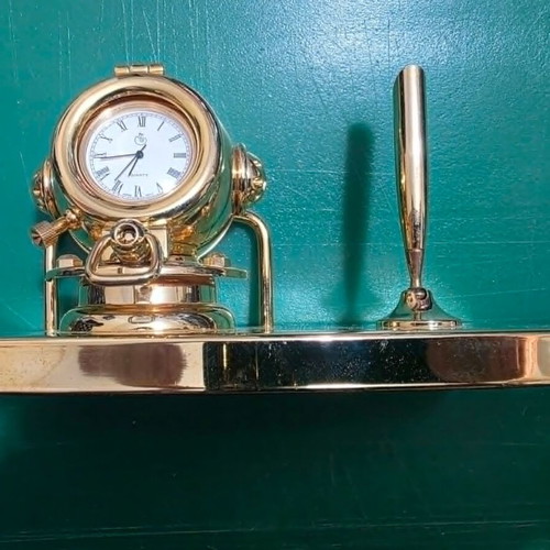 Quartz desk clock set with pen holder