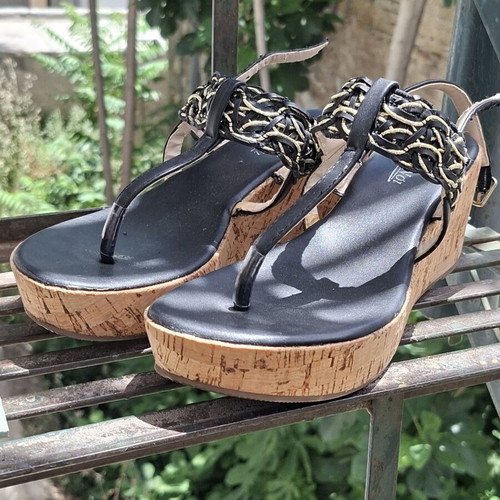 Voi Noi platform sandals size 39 like new, black and gold