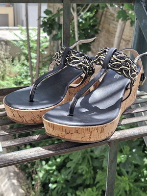 Voi Noi platform sandals size 39 like new, black and gold