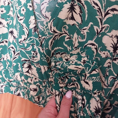 Zara top with elastic and V-neck extra small like new