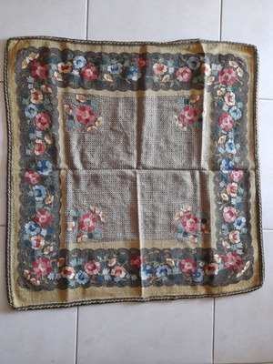 Καρέ κεντημένο μεταχειρισμένο με χρυσό σταυροβελονιά