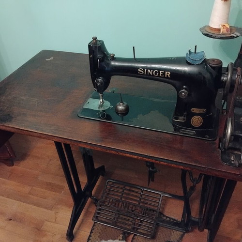 Singer Professional Sewing Machine used with oil can, foot pedal and needles