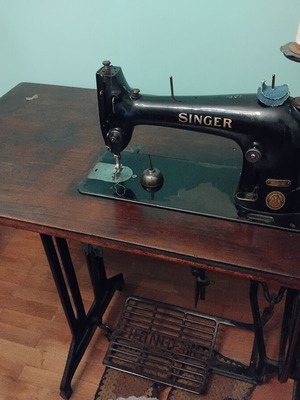 Επαγγελματική ραπτομηχανή Singer μεταχειρισμένη με λαδοκανατί, πεταλ ποδιού και βελόνες