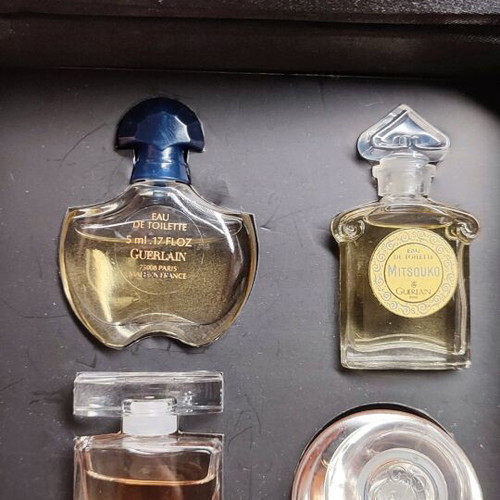Guerlain mini perfume set like new in velvet case