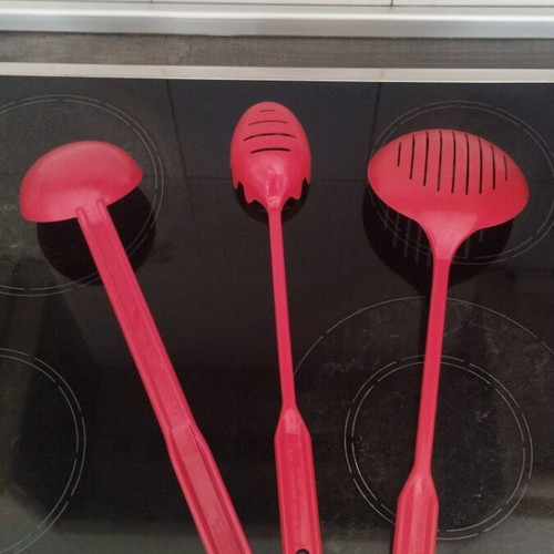 Set of 3 red kitchen spoons like new, nylon
