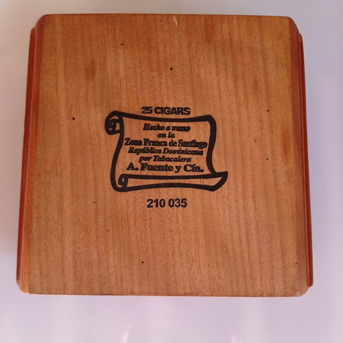 Hemingway Maduro cigar box used, cedar wood