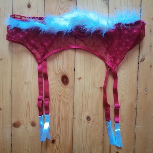 VRS 80C bra and garter set with hearts and feathers