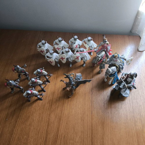 Knight figures set like new, 16 pieces with dragon