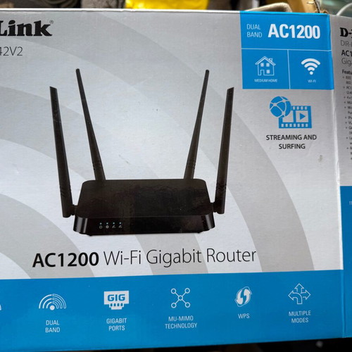 D-Link DIR-842 AC1200 Wi-Fi Gigabit Router like new