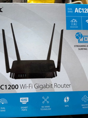 D-Link DIR-842 AC1200 Wi-Fi Gigabit Router like new