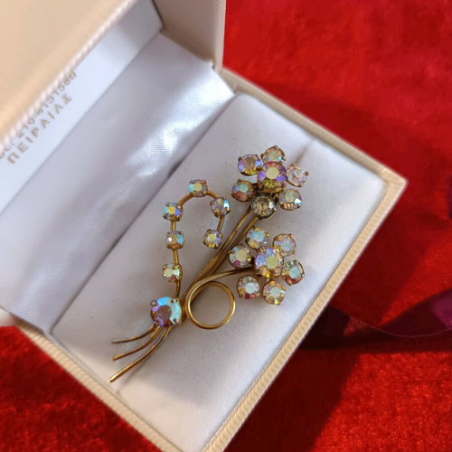 Vintage brooch like new with box