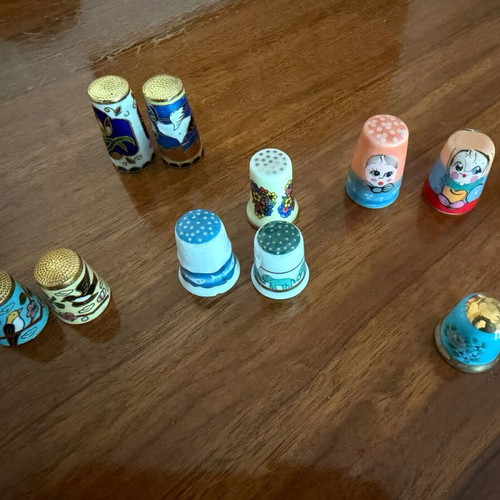 Collectible thimbles like new, set of 10 porcelain