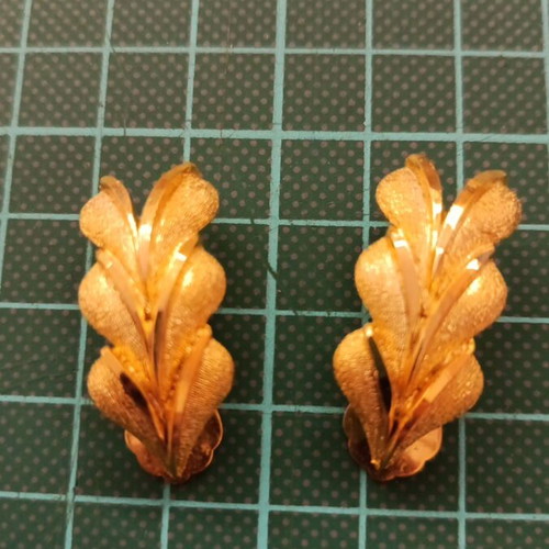 Leaf-shaped earrings with clip, new, gold color