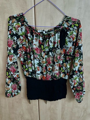 Floral women's blouse like new with shirring on sleeve and waist, multicolor