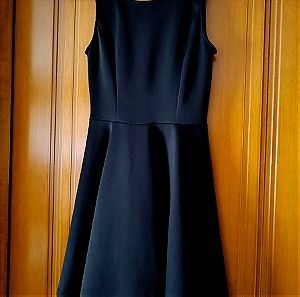 Μαύρο φόρεμα απλό με ανοιχτή πλάτη